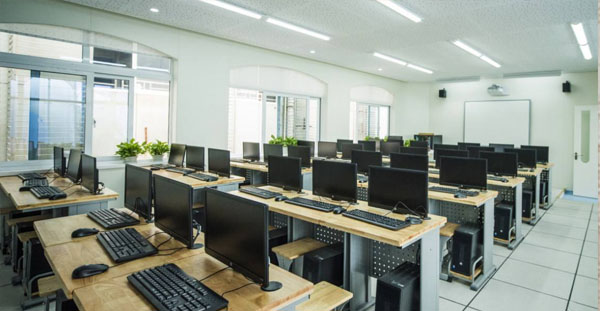 如何選擇多媒體教室設(shè)備？